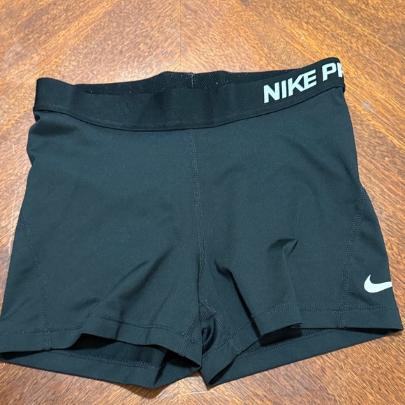 Nike Women's Black Pro Athletic Shorts - Picture 1 of 4